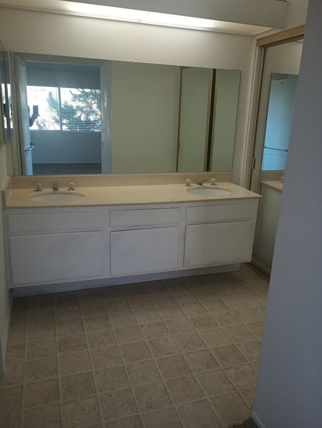 Building Photo - Charming 2BD/2BA Condo w/ Ocean Views - Solana Beach