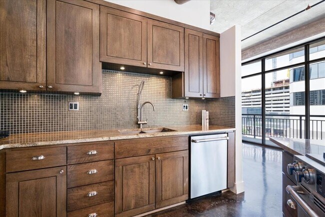 Building Photo - 311 W 5th St