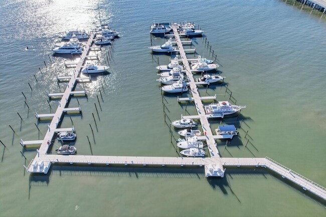 Building Photo - 390 NE Edgewater Dr