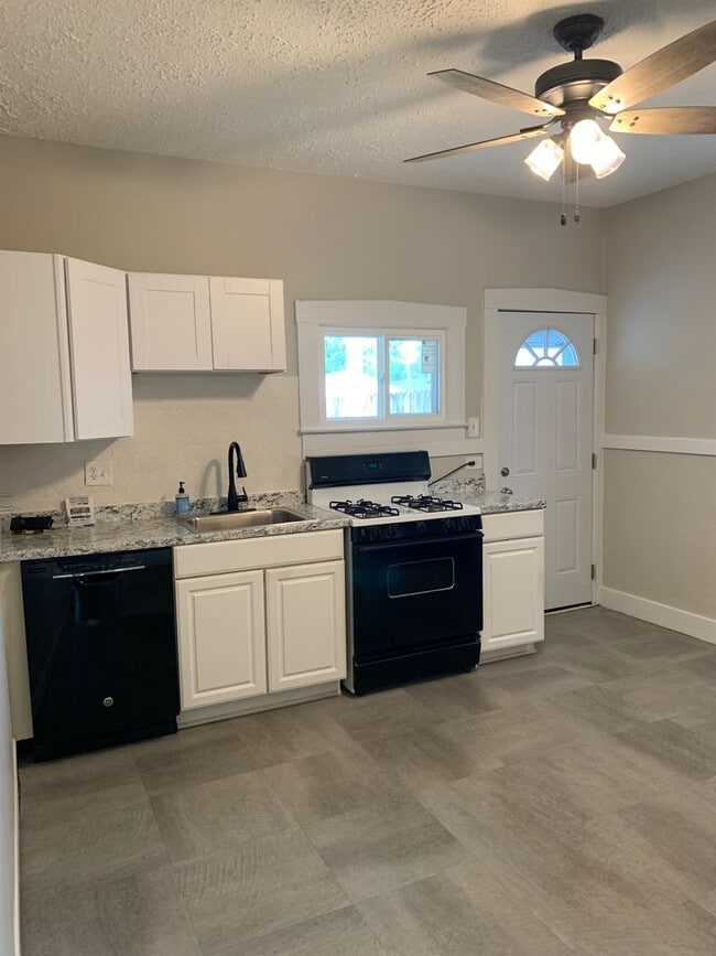 Building Photo - Beautiful 2 Bedroom 1 Bath, Newly Updated!