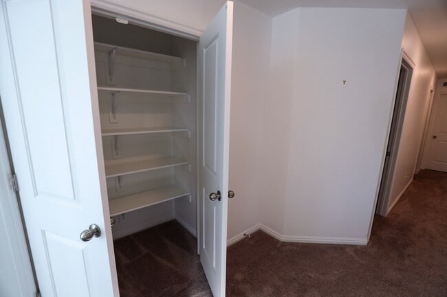Building Photo - 249 S Meadowbrook Ct
