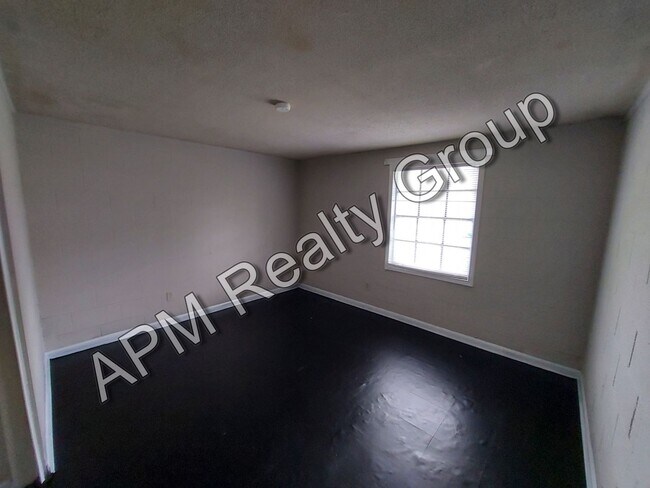Building Photo - Renovated two bedroom near Harden Street - 50% off first month's rent!