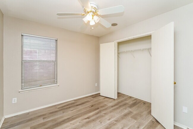 Building Photo - 5528 Spring Ridge Dr