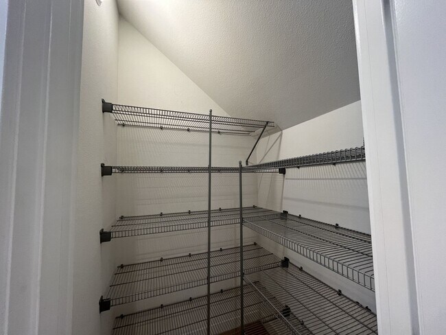 Building Photo - Gorgeous 3BR Home with Open Main Level & Large Primary Suite