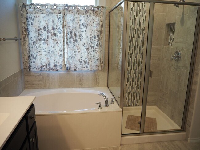 Building Photo - 812 Dove Cv