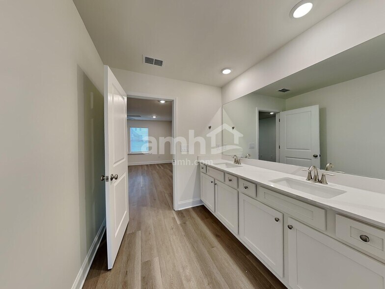 Building Photo - 890 Jubilation St