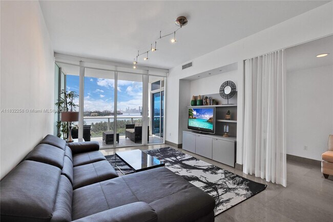 Primary Photo - 100 South Pointe Dr