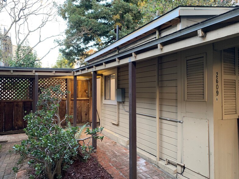 Side entry - 2609 Dana St