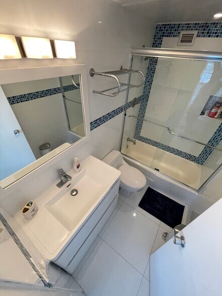 Building Photo - 801 Brickell Bay Dr