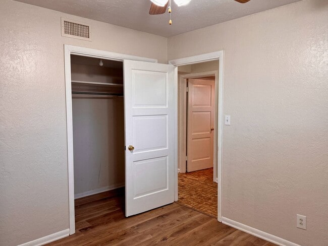 Building Photo - Adorable Mid Century Modern home on a corner lot!