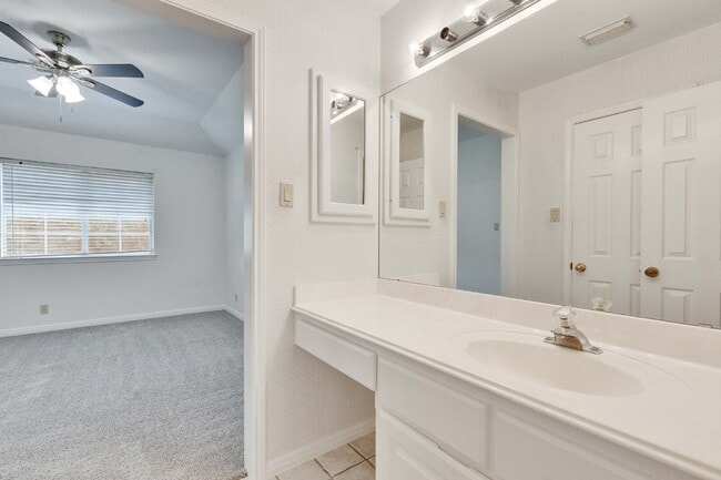 Building Photo - ***Move in Special, $250 Concession on 1st...