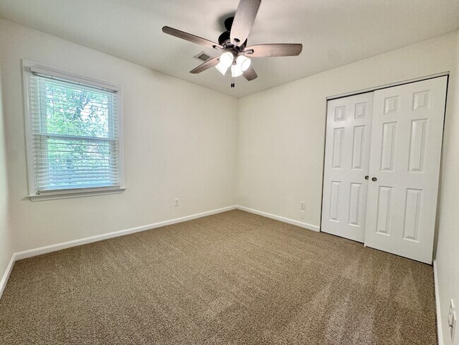 Building Photo - 1370 Buckingham Cir