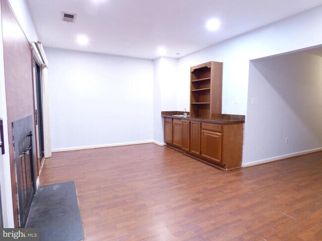 Building Photo - 6634 Westbury Oaks Ct