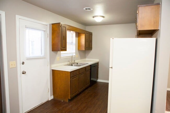 Building Photo - 2-Bedroom, 1-Bathroom Unit @ Rolling Oaks ...