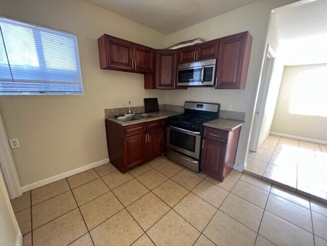 Building Photo - 3 bedroom 1 bathroom home located in San B...