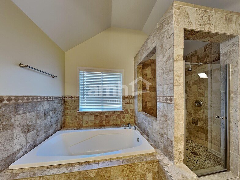 Building Photo - 651 Crescent Rd