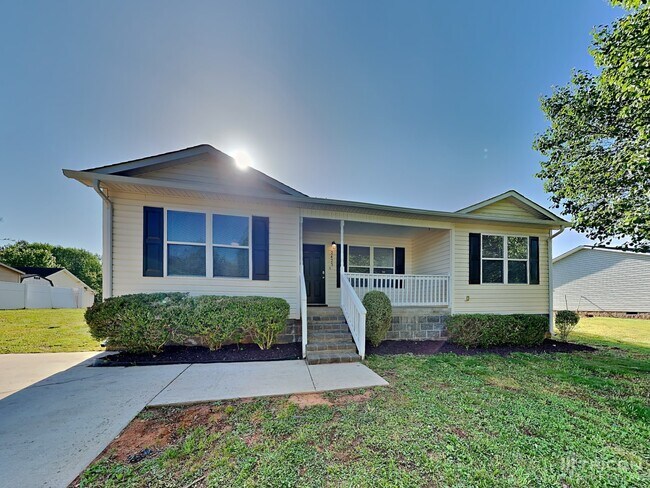 Building Photo - 2425 Saluda Dr