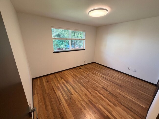 Building Photo - Top Floor Unit in Tastefully Updated Home!