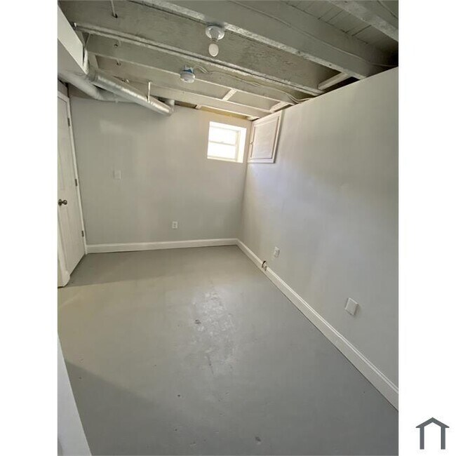 Building Photo - 3 Bedroom Plus Den