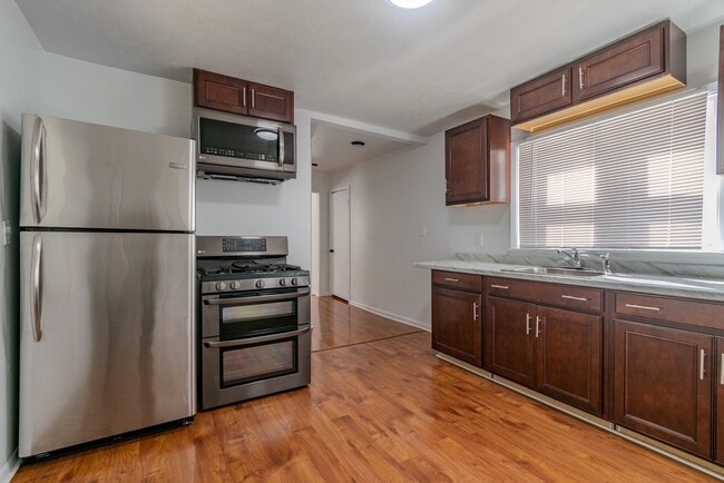 Building Photo - 3541 Blackstone Ave