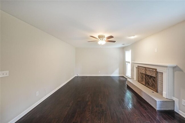 Building Photo - 2620 Valencia Dr NE