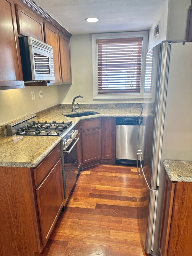 Building Photo - Enchanting Eckington 1 Bedroom Modern Condo w/Washer & Dryer