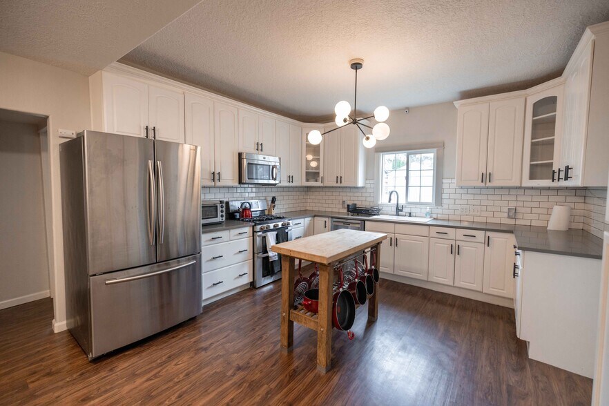 Building Photo - 401 S Main St