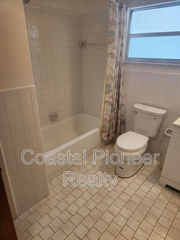 Building Photo - 5823 Elm St