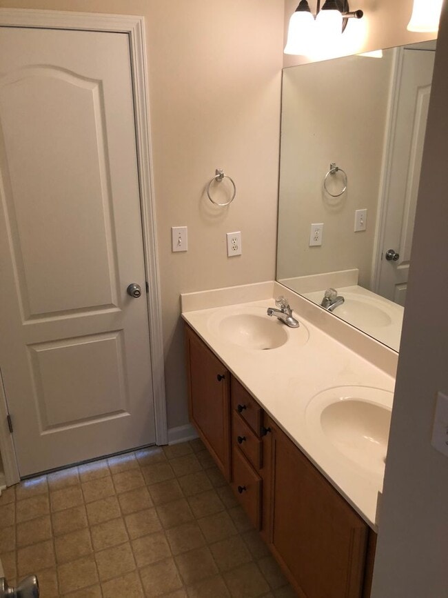 Building Photo - Beautiful 5 Bed 4 Bath Home in Heart of Co...