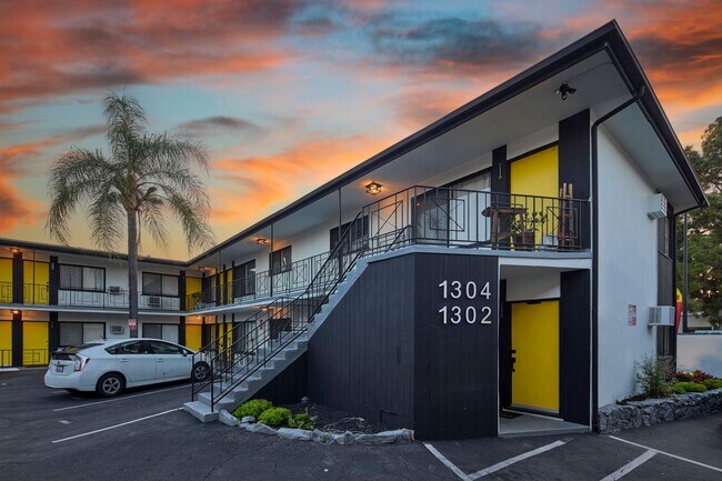 Building Photo - Newly renovated studio apartment with park...