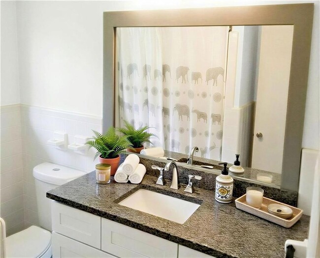 Building Photo - 2356 Valley View Dr SE