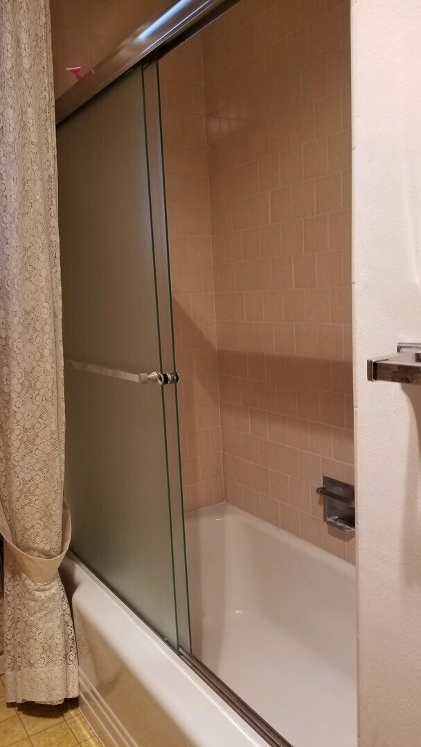 Building Photo - Central Roseville, Single Story Large Yard...