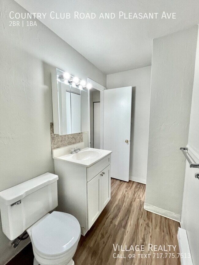 Building Photo - 605 Country Club Rd