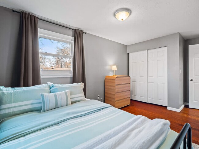 Building Photo - 4861 Pineview Dr