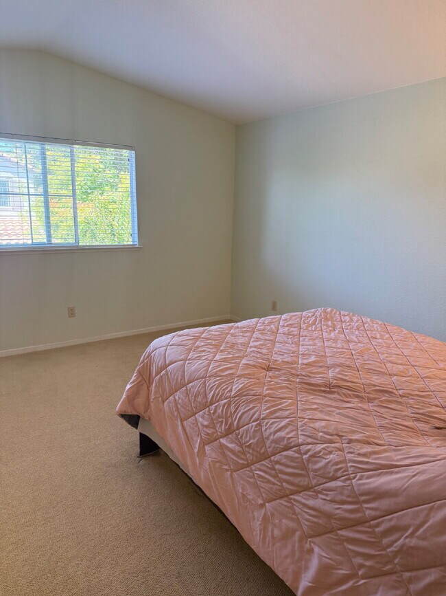 Building Photo - Charming 3 Bedroom 2.5 Bathroom Home in Pr...