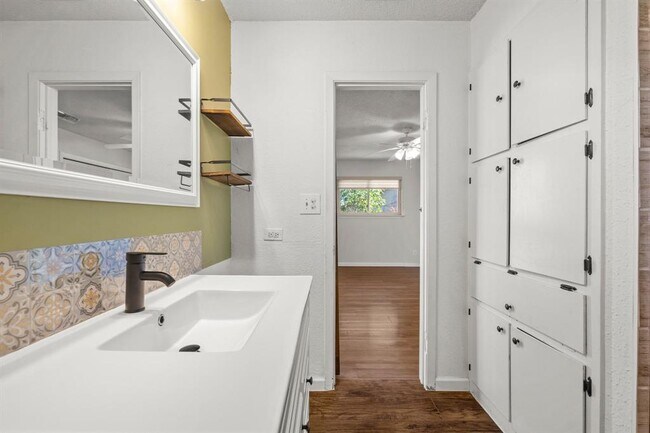 Building Photo - 605 Apache Trail