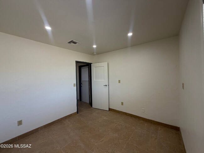 Building Photo - 1741 N 6th Ave