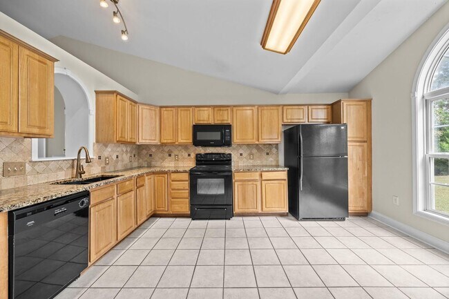Building Photo - Highly desirable St Andrews subdiv. 3 bed,...