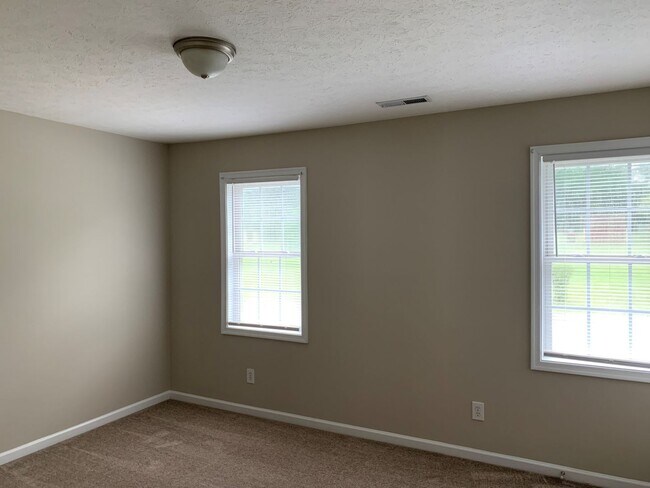 Building Photo - 131 Primrose Ln