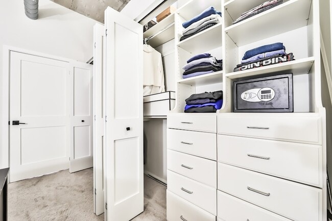 Building Photo - 6 S Laflin St