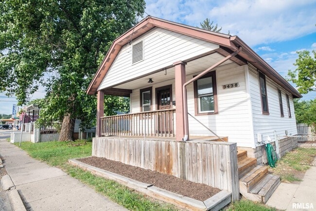 Building Photo - 4515 Drake Dr