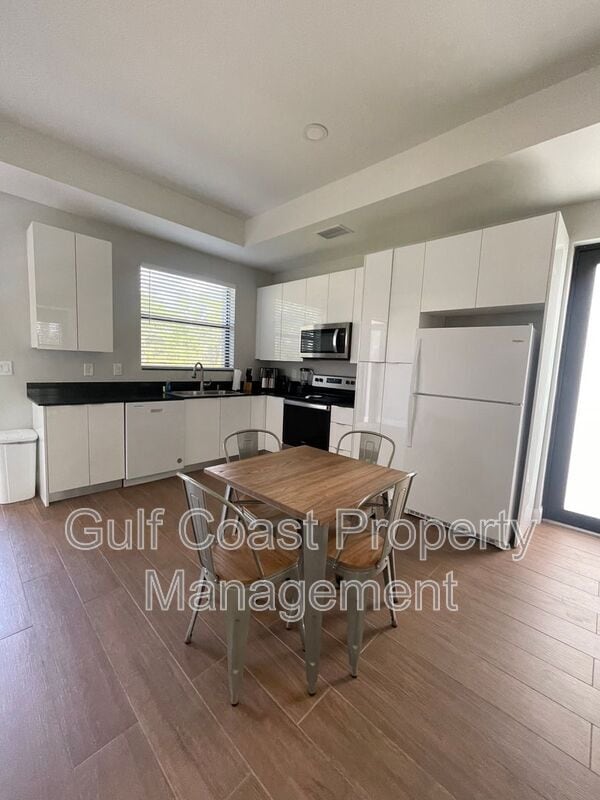 Building Photo - 681 Windermere Dr