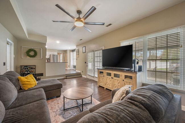 Building Photo - 200 Eagle Crest Dr