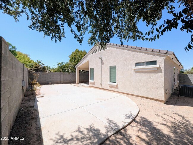 Building Photo - 13959 W Country Gables Dr