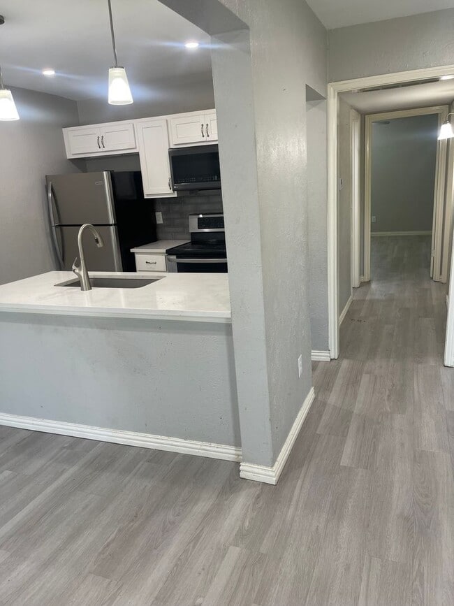 Building Photo - 5826 Sandhurst Ln