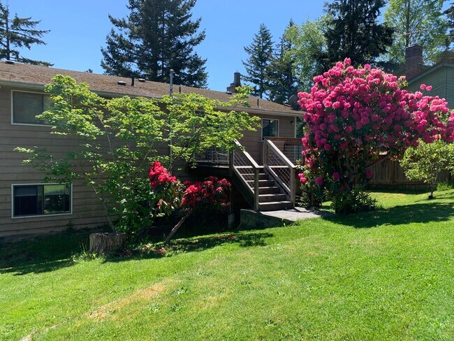 Building Photo - Preleasing Now! Split-level 4 Bedroom + 3 ...