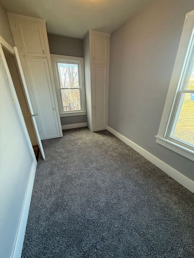 Building Photo - Lovely 2 bedroom now available!