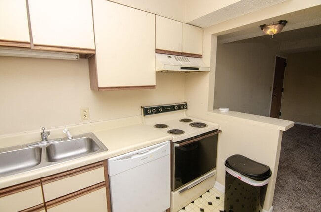 Building Photo - Centrally Located Mid-Town High-rise