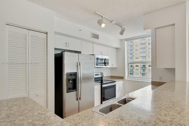 Building Photo - 1111 Brickell Bay Dr