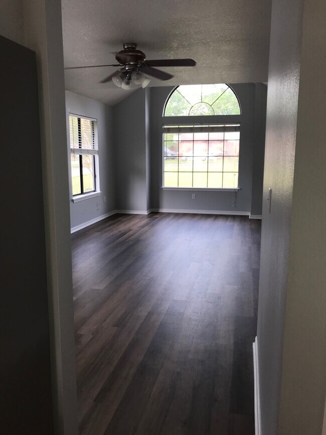 Building Photo - 2010 S Elm St